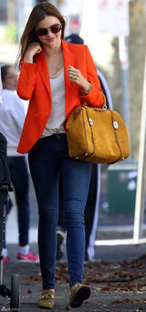 组图：米兰达-可儿现身悉尼 带儿子散步