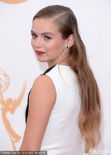 组图：《国土安全》女星摩根-塞勒黑白礼服优雅