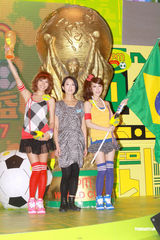 幻灯图：黑涩会美眉参加世界杯活动 看球不为看帅哥