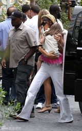 组图：苏瑞和妈妈凯蒂雨天外出 夏日装扮可爱