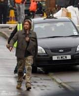 组图：《僵尸世界大战》重拍 皮特脸部带血亮相