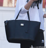 组图：赛琳娜再度分手心情差 骷髅裤配皮靴颓废