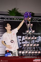 组图：严爵个唱秀舞技 打死不肯脱衣露腹肌