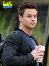 组图：英出柜跳水金童戴利与男友恩爱互吃口水