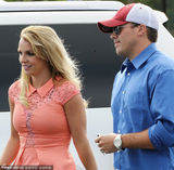 组图：布兰妮恋爱后发福上围暴增 与男友逛超市