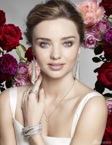 组图：米兰达优雅拍珠宝写真 鲜花簇拥气质高贵