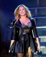 组图：黛米-洛瓦托洛杉矶开唱 挺胸豪唱勾魂四射