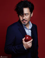 组图：吴秀波登杂志封面 雅痞混搭女色