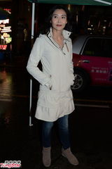 组图：叶玉卿冒雨拍贺岁片 欲加戏份增卖点