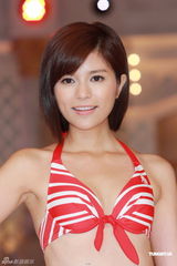 组图：准港姐泳装总彩排 曾明俐试戴后冠