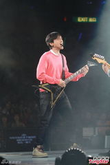 组图：雷颂德个唱献歌儿子 郑秀文助阵掀高潮