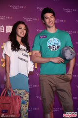 组图：锦荣担任代言人自曝尺寸大衣服不好买