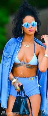 组图：蕾哈娜比基尼狂露八字奶 爆炸冲天头抢眼