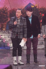 组图：《劲歌金曲》录影 阿娇(钟欣桐)出席郑欣宜落泪