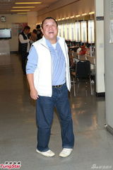 组图：《欢乐满东华2012》落幕 那英西装助阵