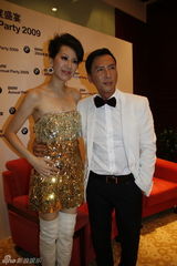 幻灯集：明星夫妇亮相活动　甄子丹：太太是贤内助