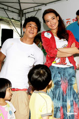 组图：舒淇何润东为公益献身 望有稳定感情