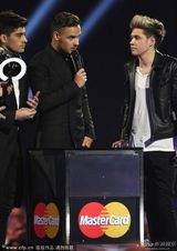 组图：单向乐队获全球成功奖 五子现场调戏奖杯