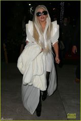 组图：LadyGaga同日上演黑白双煞 长指套似老佛爷