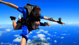 组图：小沈阳助阵《纵横四海》上演高空跳伞