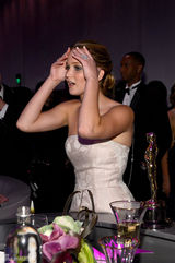 组图：奥斯卡晚宴众星把酒言欢 塞隆安慰亚当斯