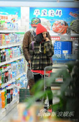 独家：蒲巴甲疑曝恋情 携神秘美女逛街回公寓