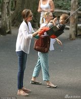 组图:米兰达深夜红唇现身街头 透视装黑Bra隐现