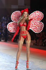 高清图：众超模走奢华内衣秀凸显骄人身材