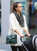 高清组图：杰西卡-阿尔芭街拍白色毛衣搭配长靴