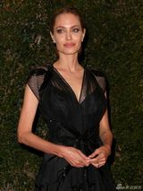 组图:朱莉亮相奥斯卡学院奖 皮特短发携子助阵