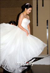 组图：韩女星玄英举行婚礼发布会与男友成婚