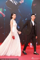 组图：廖子妤透明白裙美腿朦胧 关楚耀身高输人