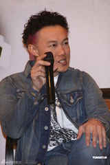 组图：陈奕迅巡演开庆功宴 否认婚变称家庭幸福