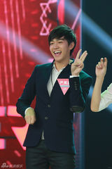 组图：快男严禹豪放弃复活赛 台上卖萌电力足