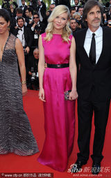 组图：邓斯特戛纳走秀紫红裙装简约亲切