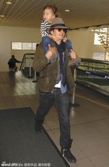 组图：奥兰多盯手机传情 弗林骑老爸肩头卖萌