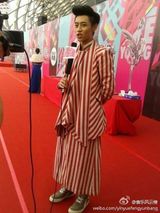 组图：魏晨红色条纹装另类 打造最炫阿拉伯风