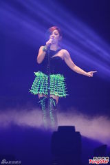 组图：丁当开唱险出事故 与徐佳莹女女亲吻