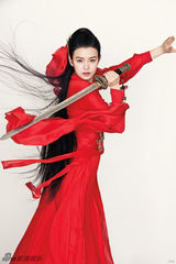 组图：陈妍希红黄古装裙衫飘逸演绎双面侠女