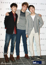 组图：少时秀英与金来沅等出席名品开业礼