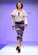 组图：韩女星崔茹珍韩惠珍服装秀 春夏秋冬全演绎