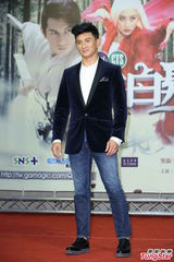 组图：吴奇隆马苏为新戏宣传粉丝热情接机