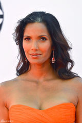 组图：女主播帕德玛-拉克施密橙色礼服亮相