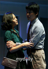 幻灯图：文根英参加舞台剧出道作《Closer》发布会