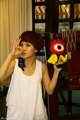 幻灯图：郭采洁宣传新专辑逛田子坊偏爱老相机