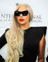 组图：Lady Gaga身着怪异镂空裙助阵国际艾美奖