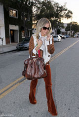 组图：阿什丽-提斯黛尔街拍 灯芯绒长裤搭外套