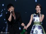组图：吴奇隆2012年曾亲昵牵手刘诗诗眼神温柔