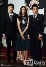 组图：韩剧《总理和我》发布 少时允儿害羞扮花