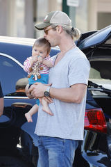 组图：“雷神”二度当爹 锤哥甘做奶爸爱抱娃